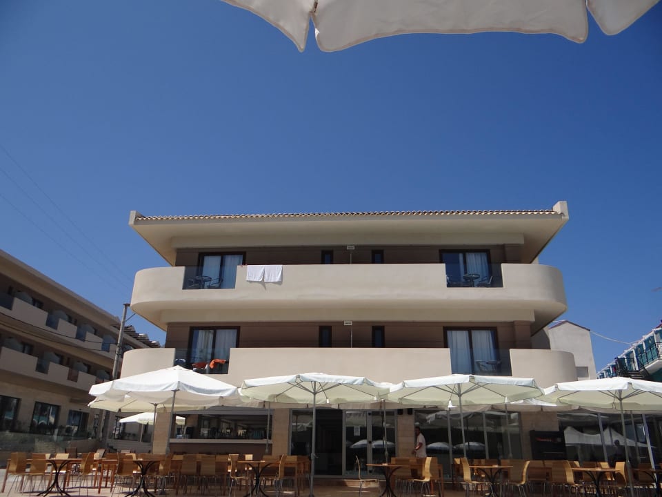 Budynek z recepcją pokoje standart Gardelli Resort Art Hotel