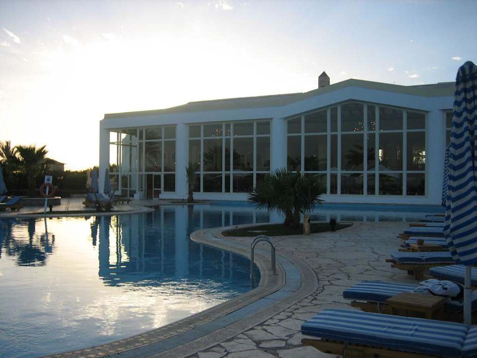 Oberer Pool vor Restaurant und Lobby Safir Sharm Waterfalls Resort