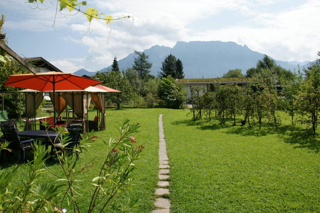 Garten mit Blick auf zahmen Kaiser Landhaus Kitzbichler