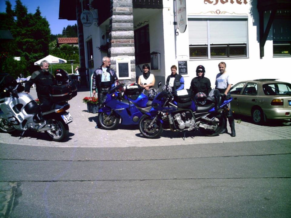 Biker vor Abfahrt Hotel Waldfrieden