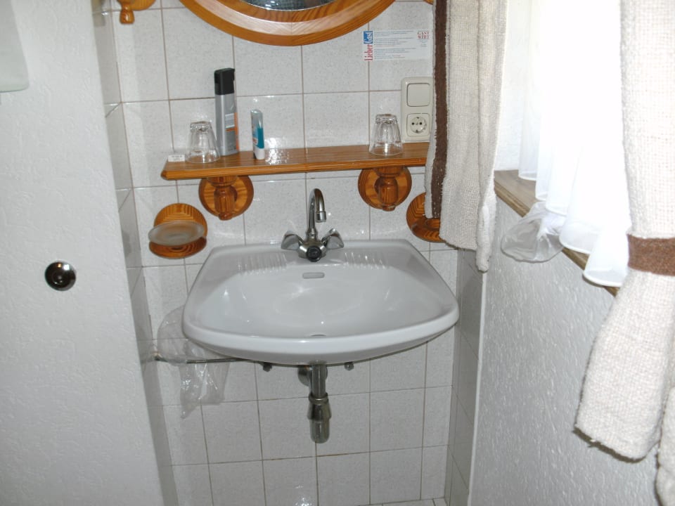 Waschbecken im Vorraum vor WC Hotel Limberghof