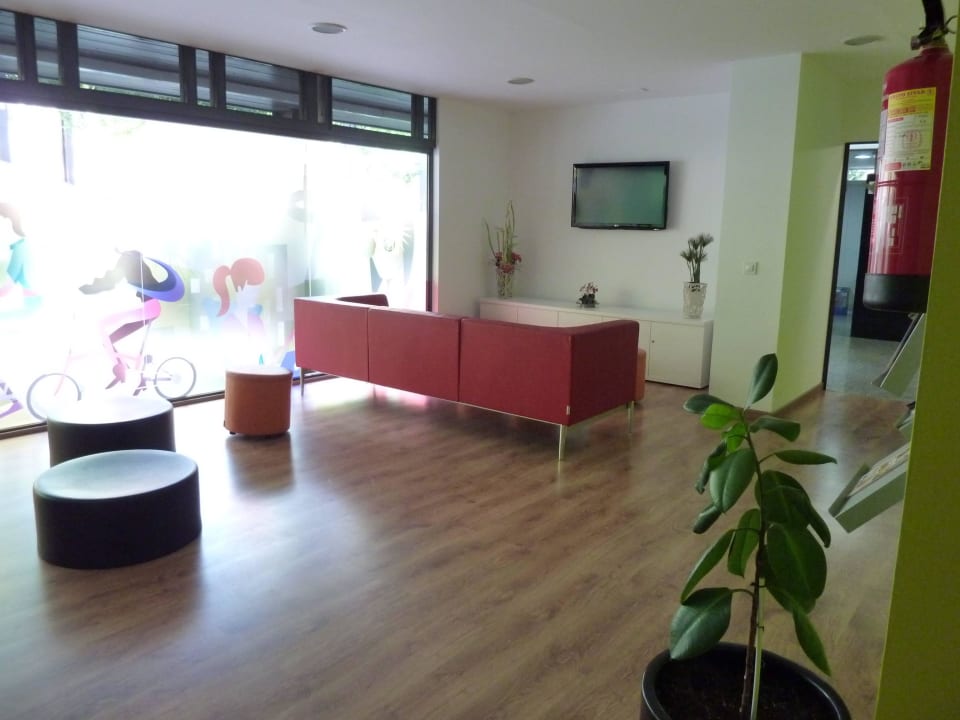 Fernsehlobby - teilweise klimatisiert Hostal Lesseps
