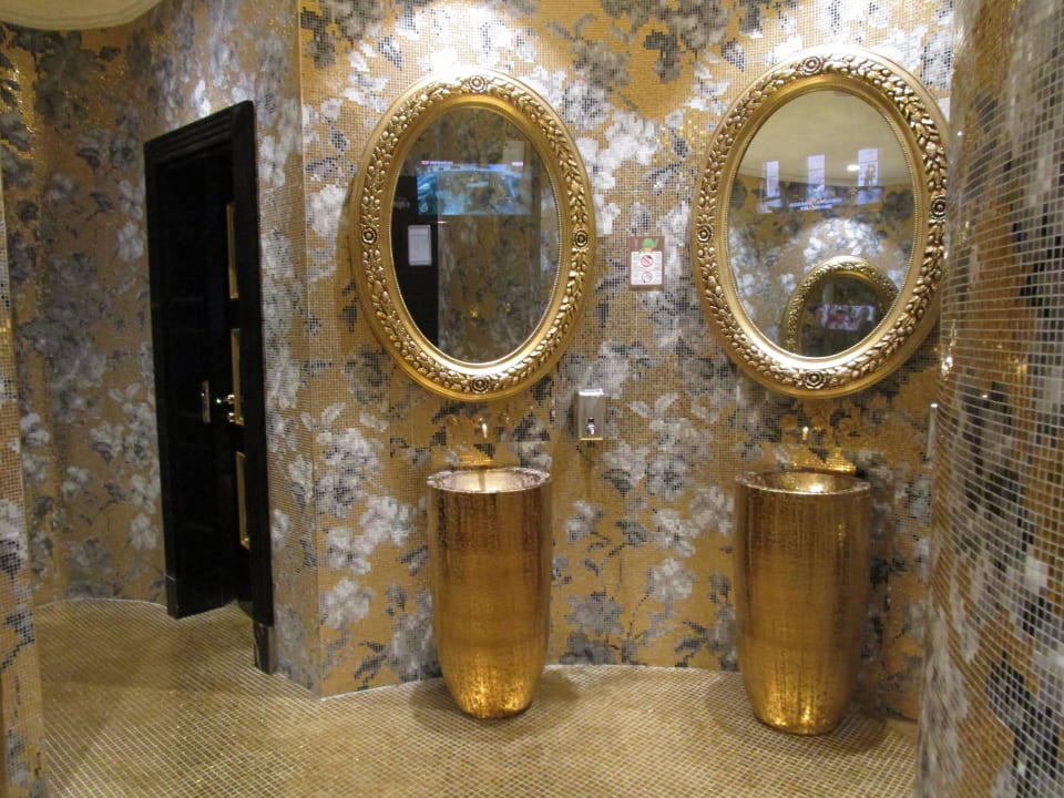 Toiletten in der Lobby Azura Deluxe Resort & Spa Hotel