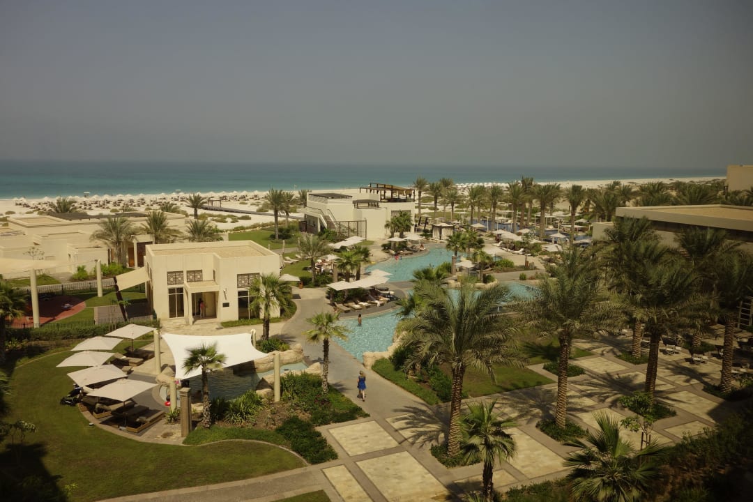Meerblicl über den Pool hinweg Park Hyatt Abu Dhabi Hotel and Villas