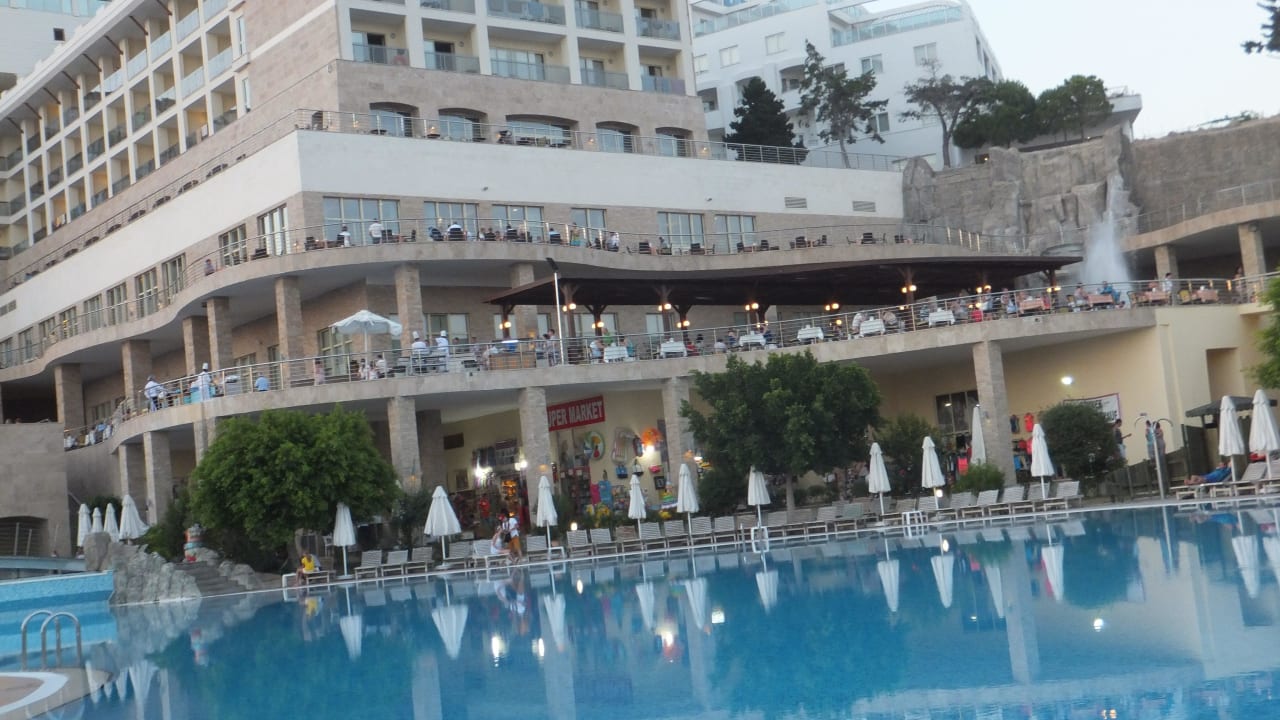 Abends am Hauptpool mit Blick aufs Haupthaus  Horus Paradise Luxury Resort & Club