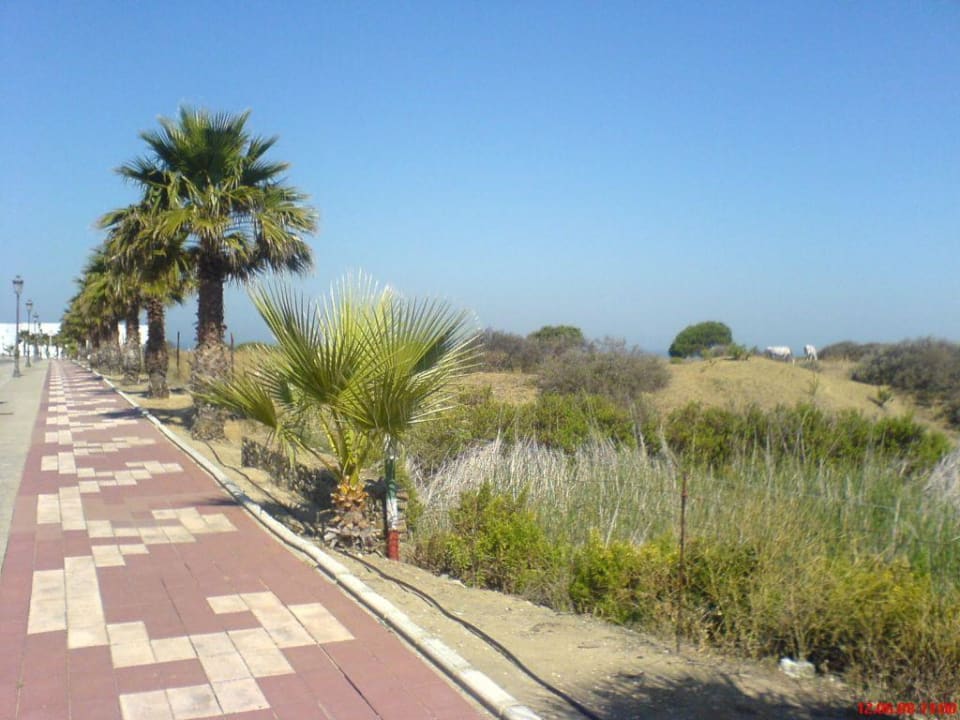 Bürgersteig vom Hotel zum Strand Ilunion Sancti Petri