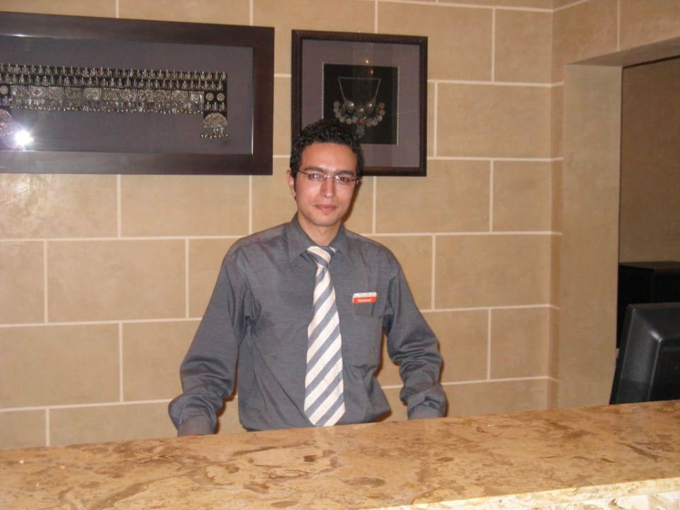 der junge Rezeptionist Mohamed Jaz Dar EL Madina