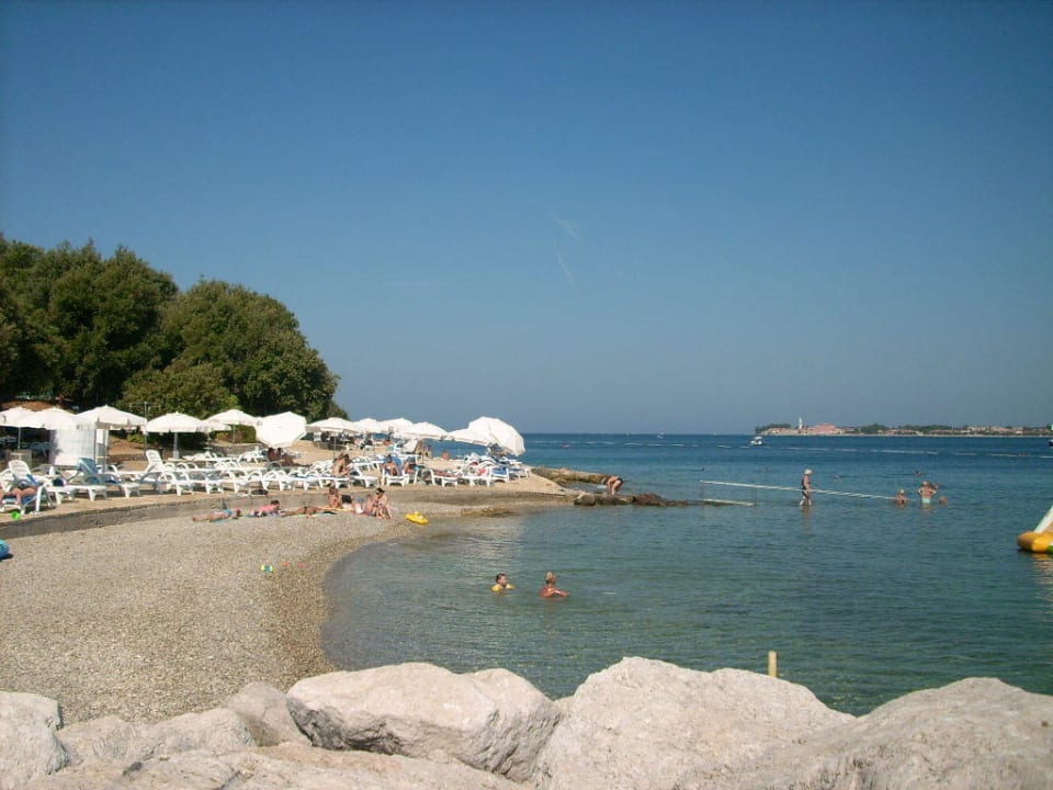 Einer der Strandabschnitte.... Valamar Tamaris Hotel
