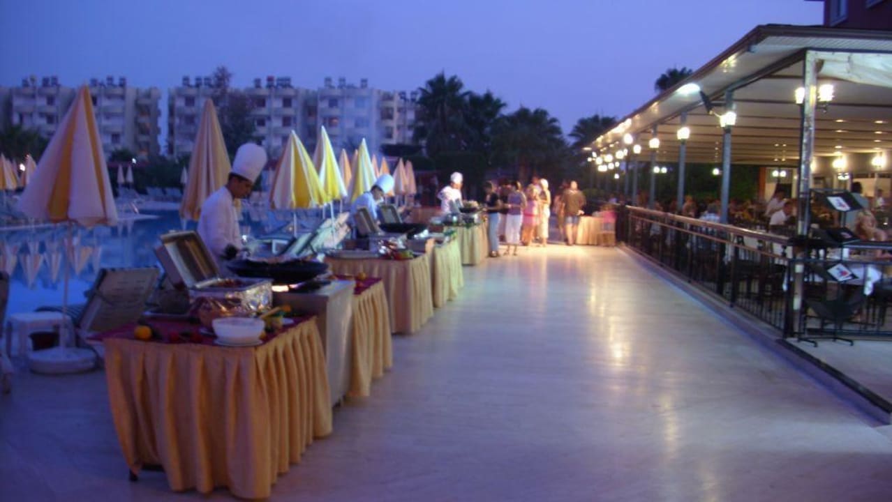 Abendbuffet am großen Pool Hotel Royal Garden Beach