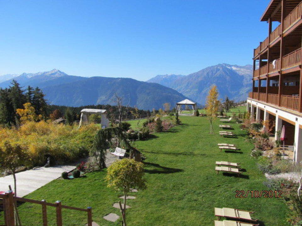 Blick auf die Liegewiese vor den Chalet Suiten Hotel Chalet Mirabell