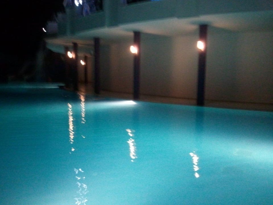 Einer der Pools in der Nacht Serenis Hotel