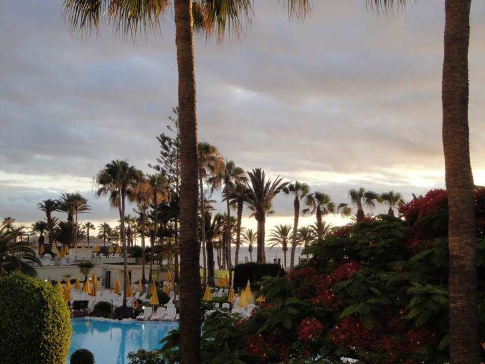 Blick vom Balkon auf den Pool, dahinter das Meer! H10 Las Palmeras