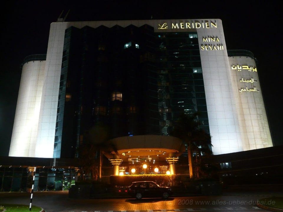 Vorderansicht Hotel Le Meridien Mina Seyahi Beach Resort & Waterpark