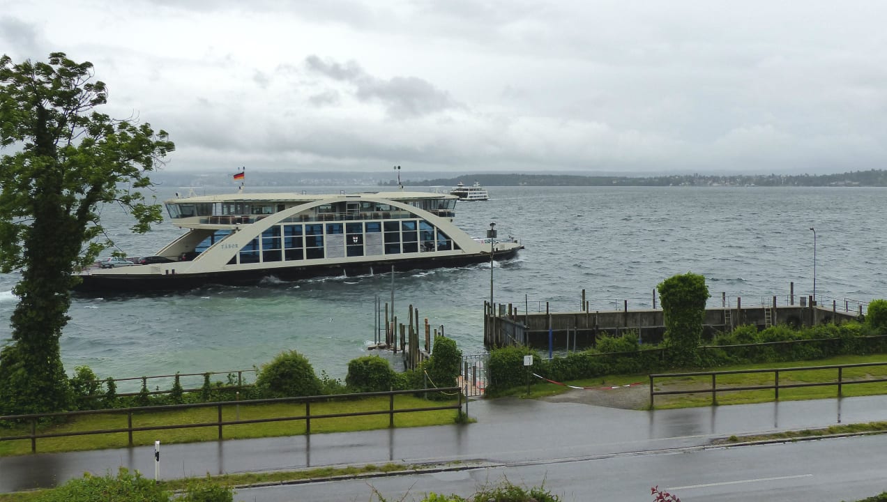 Blick vom Balkon auf die Autofähre  Hotel Fischerhaus Garni