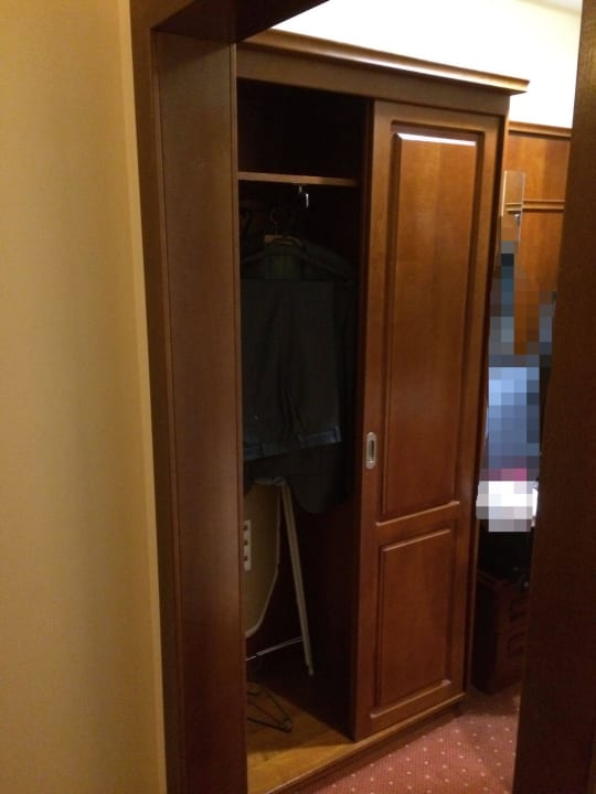 Schrank im Zimmer Eurohotel Swarzędz