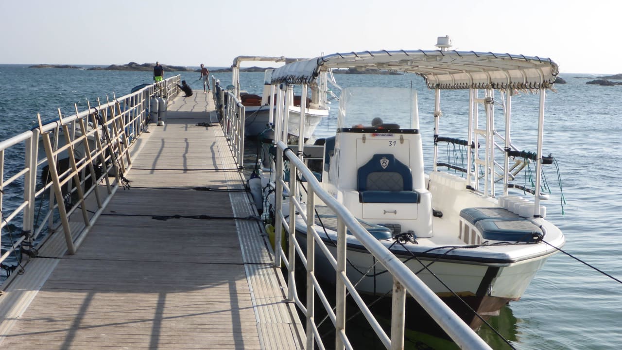 Steg am Strand mit Tauchboot Wyndham Garden Salalah Mirbat