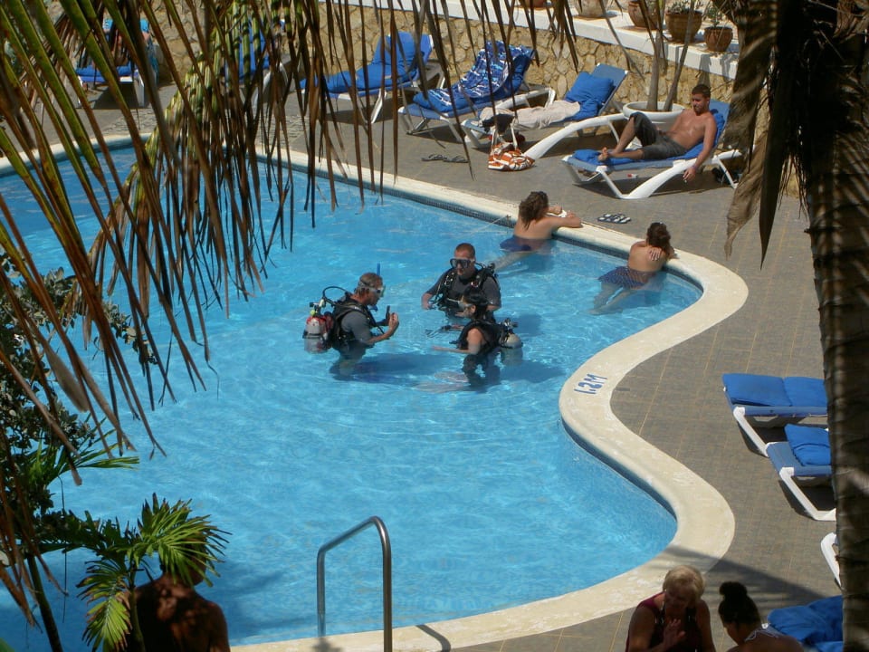 Tauchanfänger im Pool mit Armin Samsara Cliff Resort