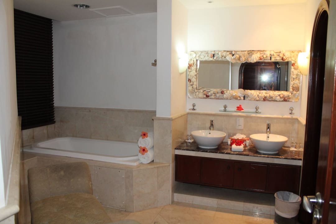 Großes Bad und rechts gehts zum Klo Hotel Village du Pecheur