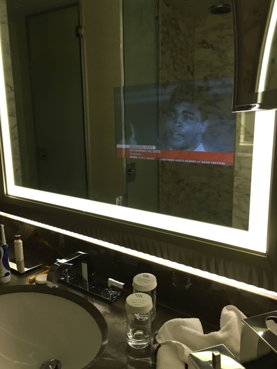 TV-Projektion im Badezimmerspiegel Waldorf Astoria Berlin