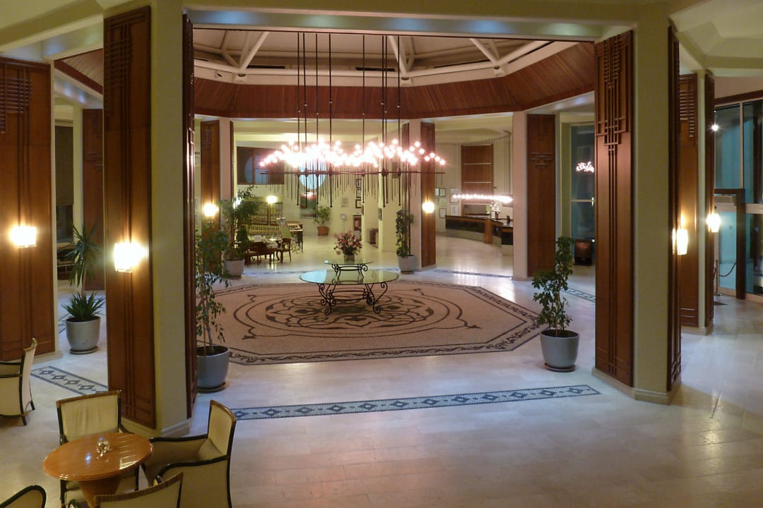 Lobby abends und Rezeption PALOMA Perissia