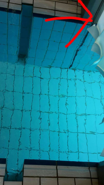 Scharfkantige Metallecken im Wasser Hotel Sonnenhügel