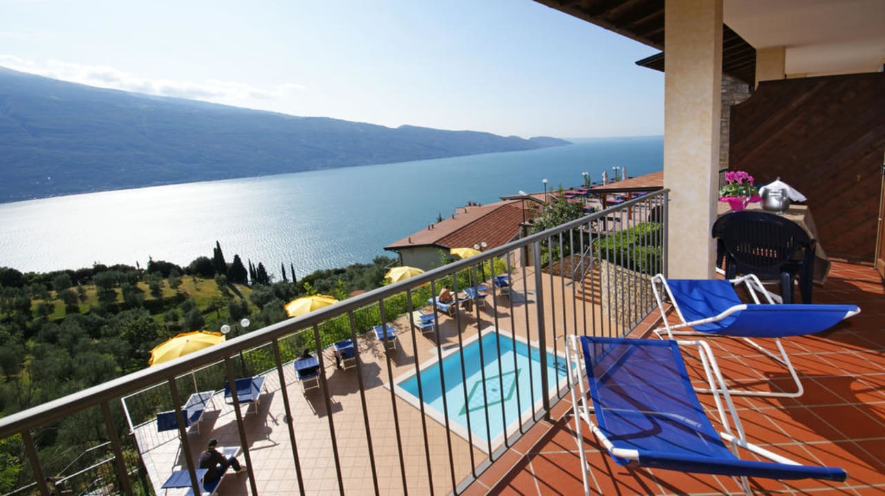 Balcone di un appartmento con vista lago Residence Ruculì