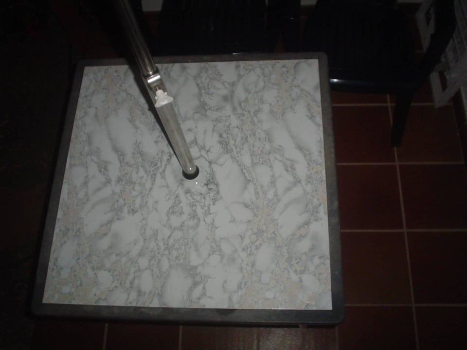 Tisch und Stühle, Schmutz und Schweiß von Jahren Bungalows Castillo Beach