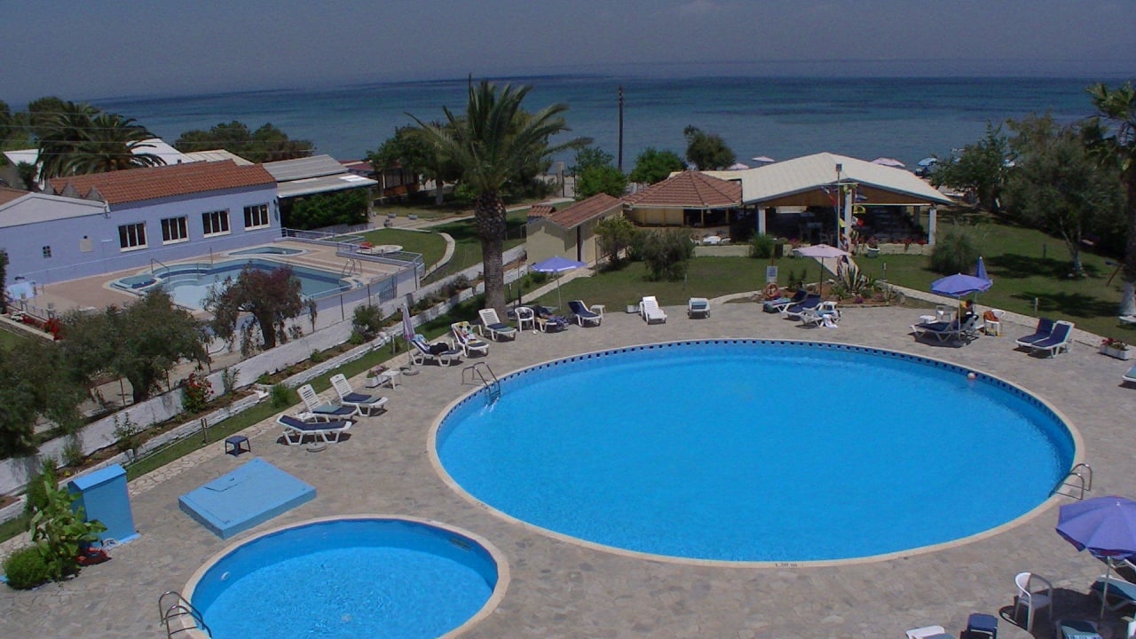 Blick vom Zimmer auf die Poolanlage und zum Strand Hotel Albatros