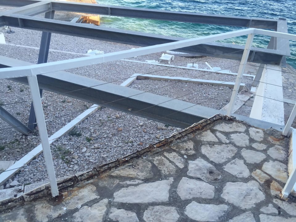 Marodes und rostiges Treppengeländer zum Strand Wyndham Grand Novi Vinodolski Resort - The View & Family Apartments