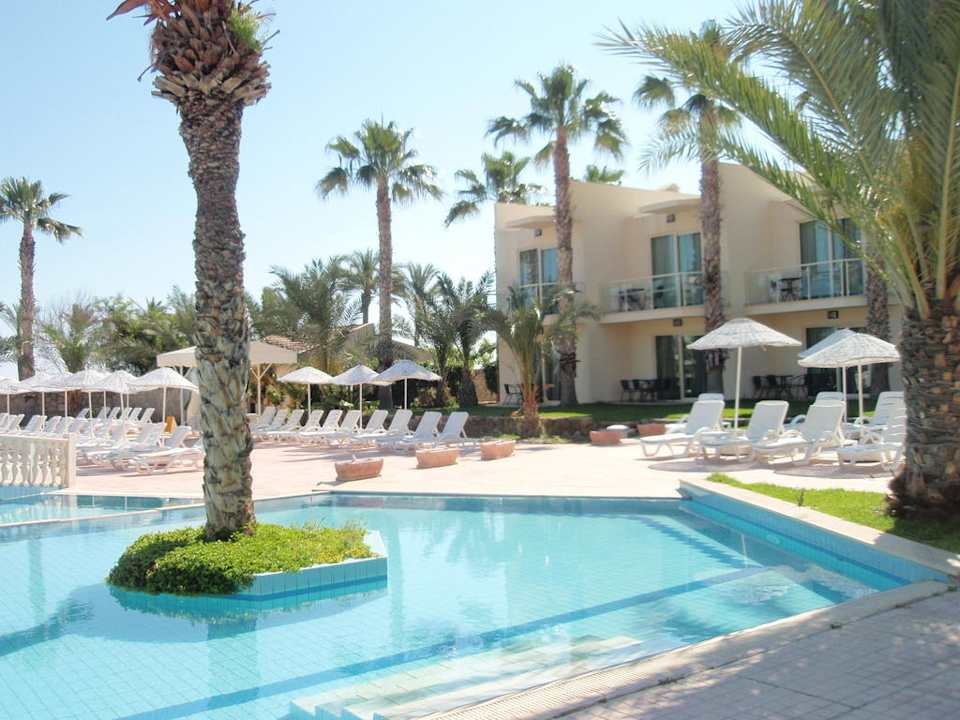 Einer von 3 Pools Oscar Resort Hotel