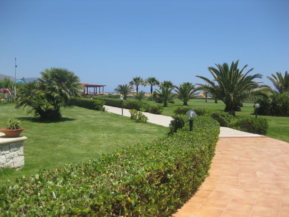 Weg vom Hotel zur Beachbar/ zum Strand Vantaris Palace