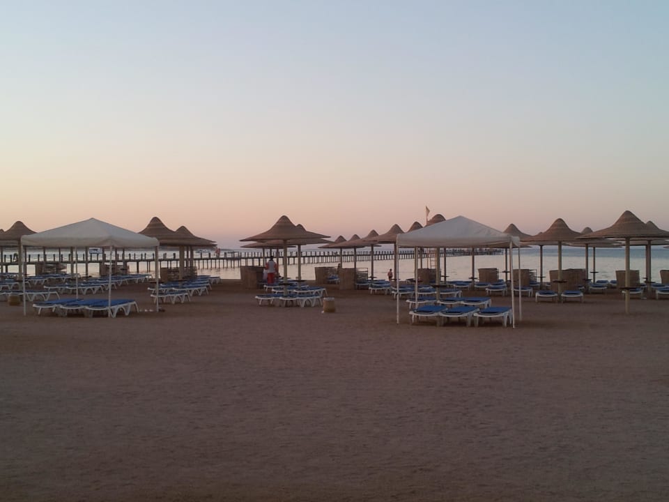 Strandliegen und Sonnenschirme Stella Beach Resort & Spa Makadi Bay