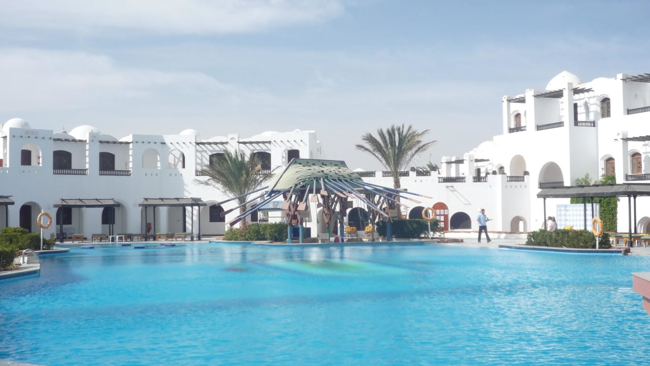 Großer Pool mit Bar Arabella Azur Resort