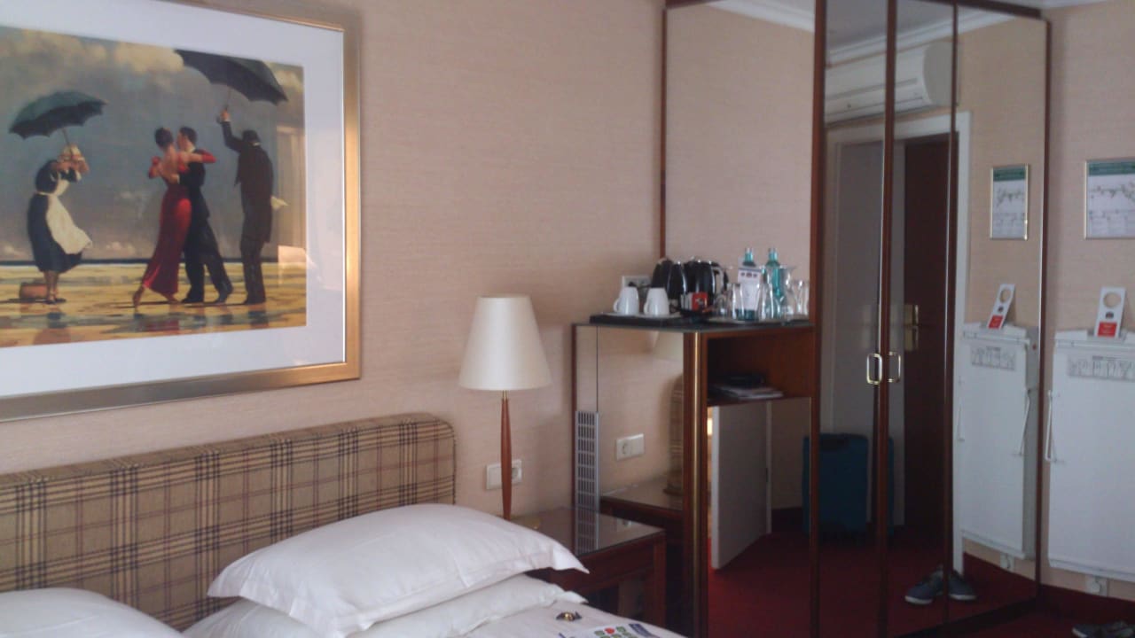 Bett und Kleiderschrank Best Western Plus Hotel St. Raphael