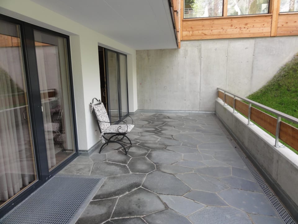 Schattige Beton-Terrasse, mit einem Stuhl Relais & Chateaux Schönegg