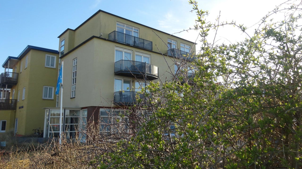 Neu- und Altbau von der Seeseite Hotel Nehalennia