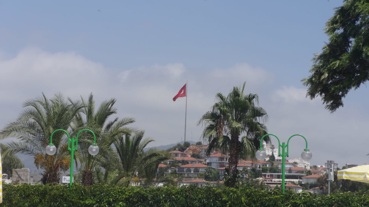 Widok z leżaka na basenie Opia Hotel