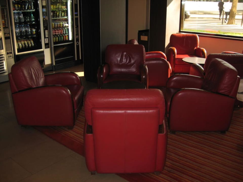 Bequeme Sessel in der Lobby Hotel Oceania Paris Porte de Versailles