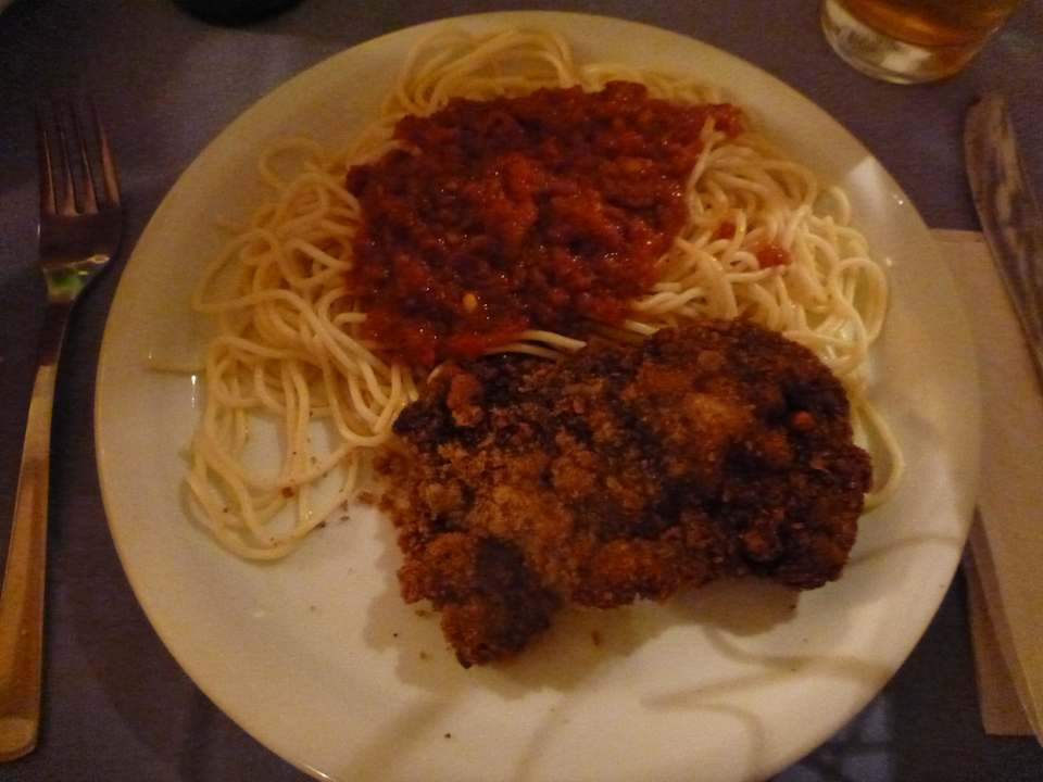 Beispiel Abendessen (Rindersteak mit Nudeln) Hotel El Menchia