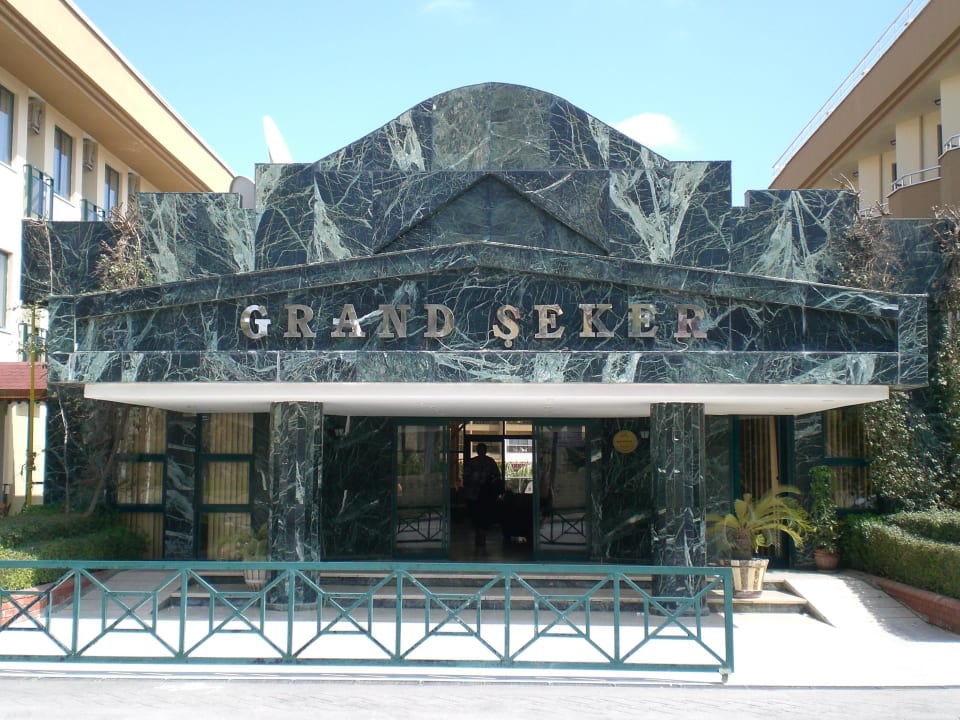 Blauer Himmel, schönes Hotel Grand Seker Hotel