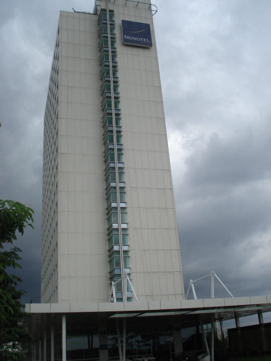 Blick vom Poolbereich aufs Hotel Novotel Tangerang
