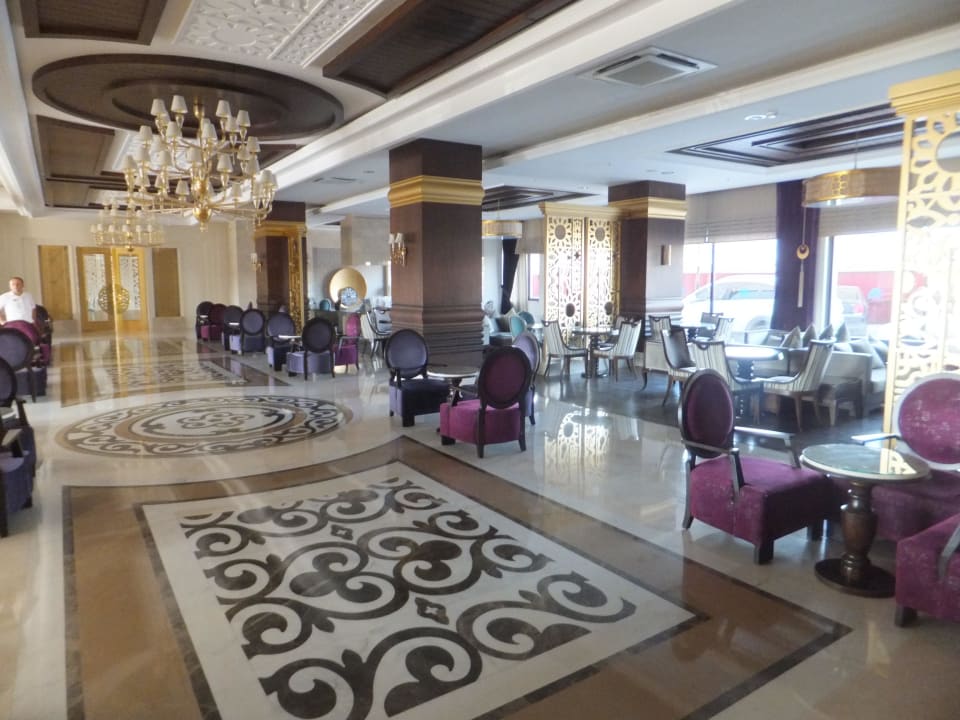 Tische in der Lobby Bar Villa Side Residence