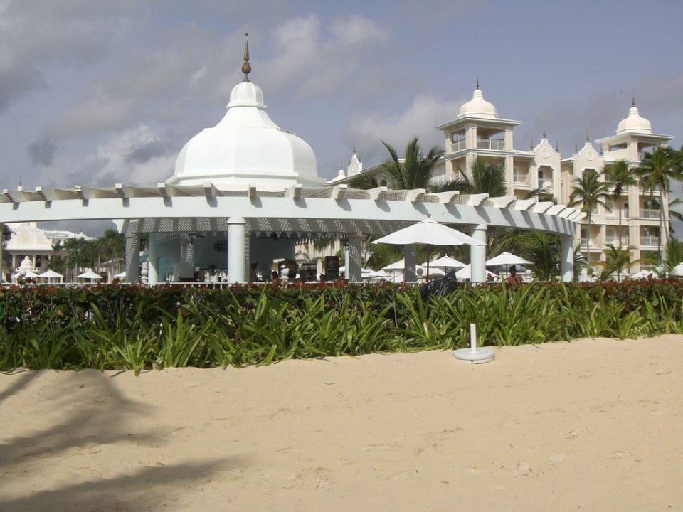 Poolbar vom Strand aus gesehen! Hotel Riu Palace Punta Cana