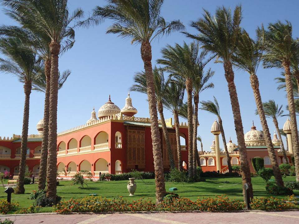 Двор недалеко от бассейна Pickalbatros Alf Leila Wa Leila Resort - Neverland Hurghada