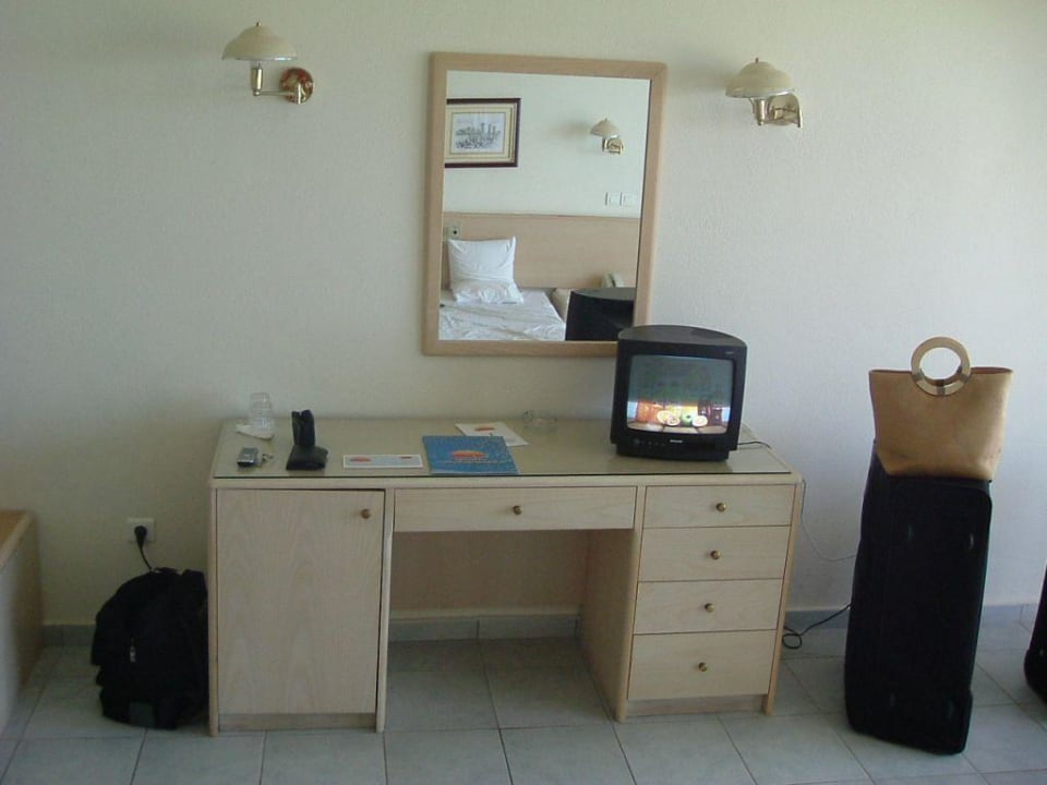 Kommode inkl. Kühlschrank (links) Hotel Kalithea Mare Palace