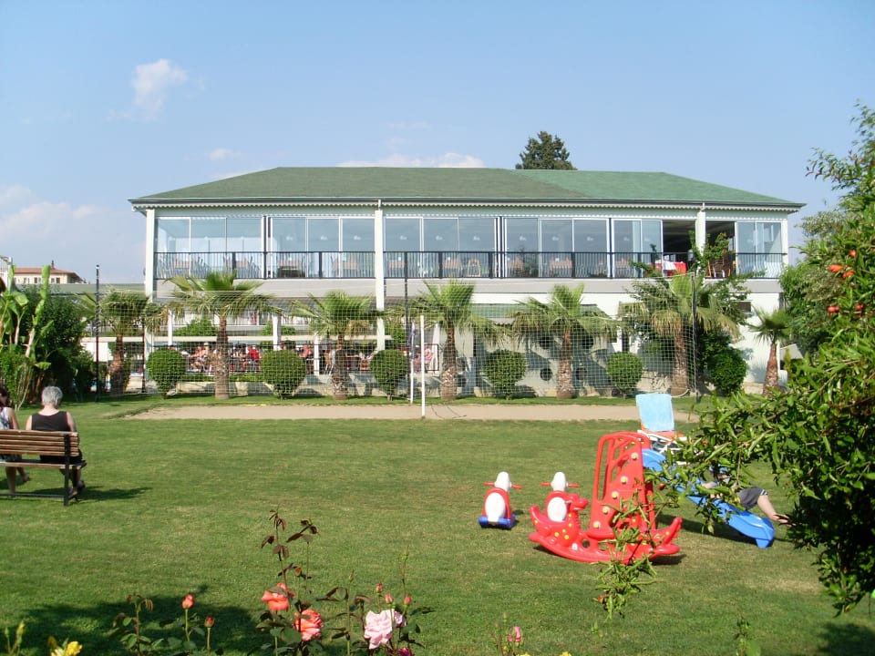 Spielplatz und Speisesaal Sun Club Hotel
