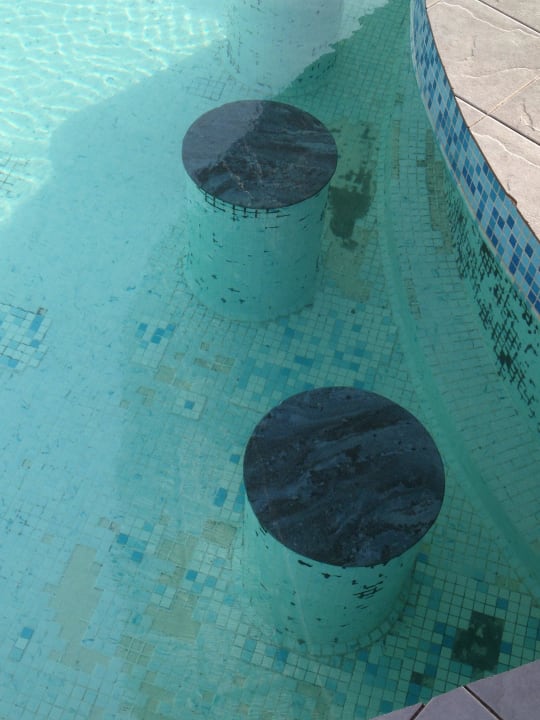 Alter & brüchiger Pool mit losen Mosaikfliesen Karafuu Beach Resort & Spa