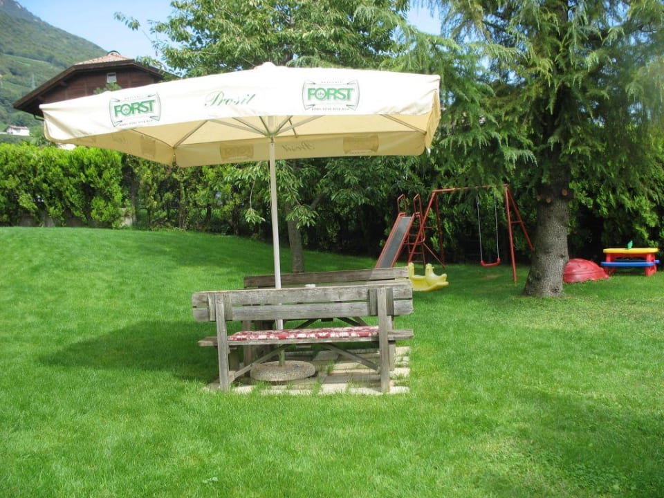 Blick in den Garten hinter Teil fühl dí wohl - Hotel Winzerhof