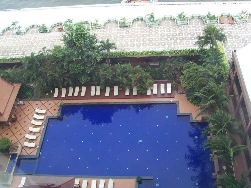 Blick aus dem Zimmer zum Pool Ramada Plaza by Wyndham Bangkok Menam Riverside
