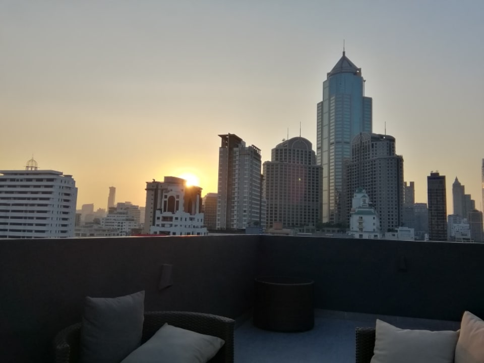 An der Pool Bar SureStay Plus Hotel by Best Western Sukhumvit 2